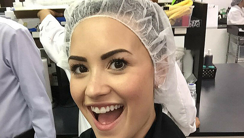 Demi Lovato hilft bei der Produktion ihrer Hautpflegeprodukte mit Demi Lovato hilft bei der Produktion ihrer Hautpflegeprodukte mit