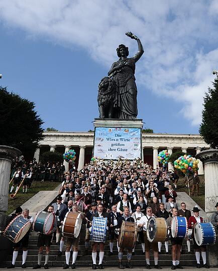 Perfektes Wiesn-Wetter für das Standkonzert: Seit 1985 versammeln sich die Musikkapellen aller Oktoberfestzelte am mittleren Wiesnsonntag zum Blasmusikkonzert auf den Stufen der Patrona Bavariae. Die Bilder.