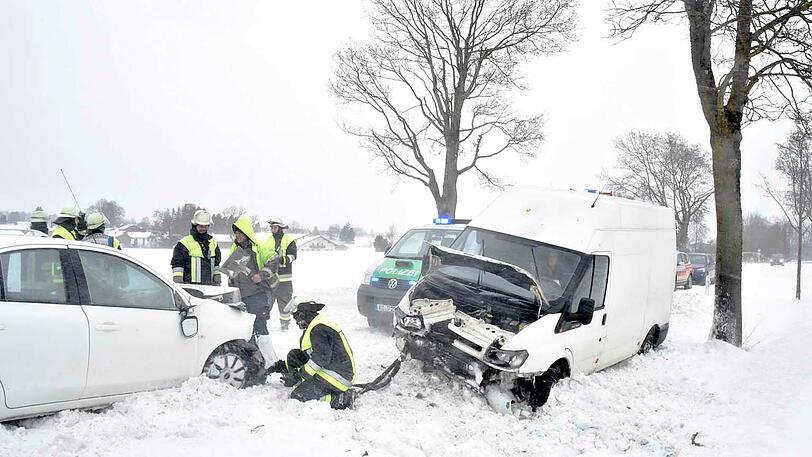 10.30 Uhr bei Holzkirchen (Lkr. Miesbach): Auf der B318 kam es zwischen einem Lieferwagen und einem Pkw zu einem Frontalzusammenstoß. Zudem blieb ein Sattelzug wegen der Schneeverwehungen hängen. Die Bundesstraße musste komplett gesperrt werden.