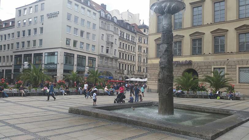 Am Richard-Strauss-Brunnen entblöste ein Unbekannter sein Genital vor einer 13-Jährigen.