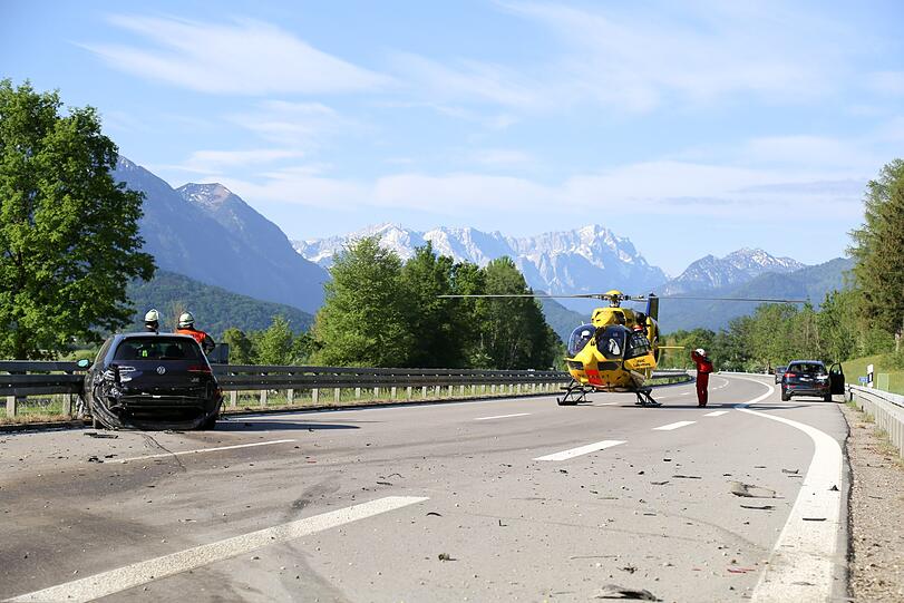 Der Autobahnabschnitt ist mit Schrott-Teilen übersät - die Bilder von der Unfallstelle auf der A95 Richtung Garmisch.