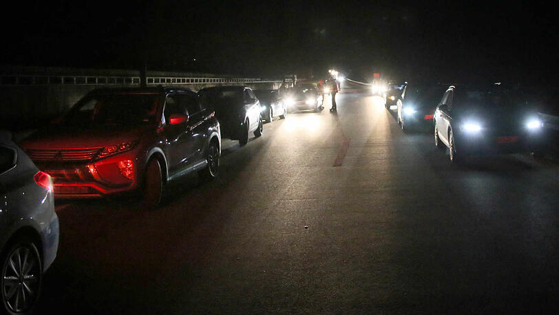 Polizei und Feuerwehr mussten den Verkehr vor der A94 umleiten.