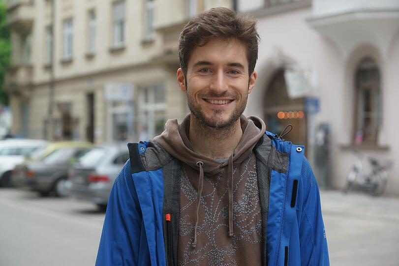Hier lächelt Simon.
