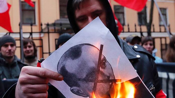 Zeichen des Protests: Ein pro-russischer Demonstrant auf der Krim verbrennt ein Bild von Stephan Bandera.