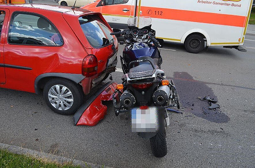 Der Motorradfahrer wurde bei dem Unfall schwer verletzt.