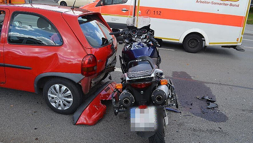 Der Motorradfahrer wurde bei dem Unfall schwer verletzt. Der Motorradfahrer wurde bei dem Unfall schwer verletzt.