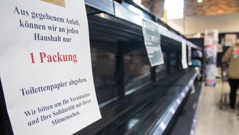 Wegen der Hamsterkäufe ist vor allem Klopapier in einigen Supermärkten nicht mehr verfügbar. Wegen der Hamsterkäufe ist vor allem Klopapier in einigen Supermärkten nicht mehr verfügbar.