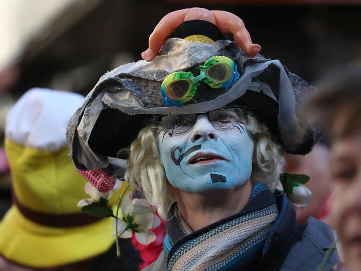 Mit den Rosenmontagszügen erreicht der rheinische Straßenkarneval seinen Höhepunkt.