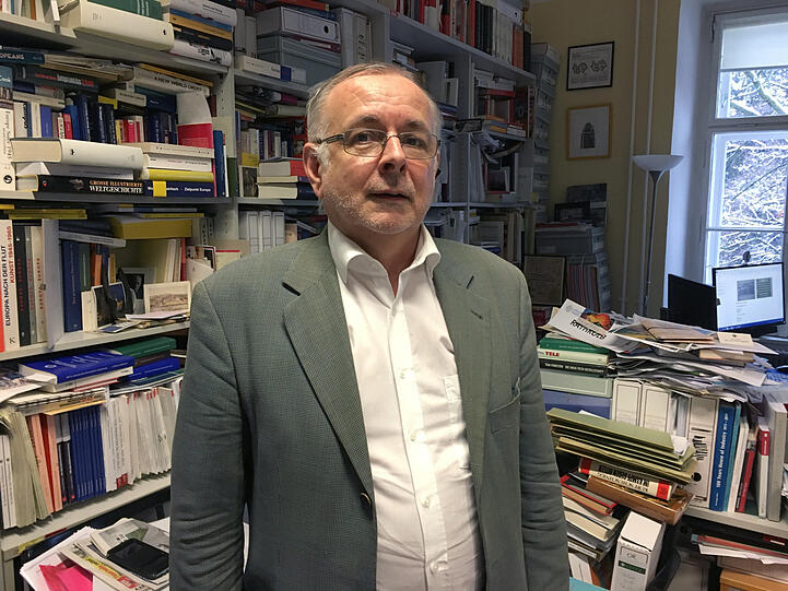 Der Historiker Oliver Rathkolb in seinem Büro an der Universität Wien.