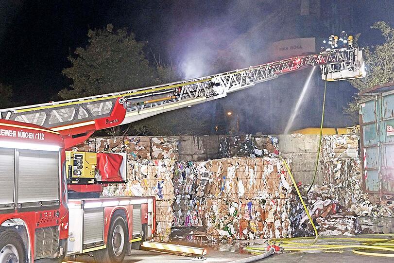 Auf der Ostseite des Geländes griffen die Flammen auf ein Altpapierlager eines Nachbarbetriebs über.