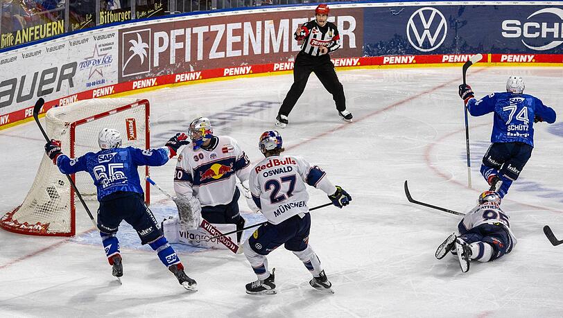 Die Vorentscheidung: Einen b&ouml;sen Aufbaufehler des EHC n&uuml;tzt Justin Sch&uuml;tz (r.) zur sp&auml;ten 2:1-F&uuml;hrung f&uuml;r Mannheim