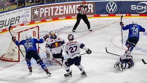 Die Vorentscheidung: Einen b&ouml;sen Aufbaufehler des EHC n&uuml;tzt Justin Sch&uuml;tz (r.) zur sp&auml;ten 2:1-F&uuml;hrung f&uuml;r Mannheim