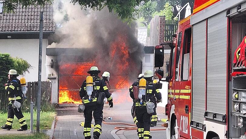 Die Feuerwehr M&uuml;nchen beim Brand einer Garage im Dukatenweg im M&uuml;nchner Osten.