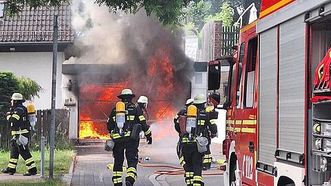 Die Feuerwehr M&uuml;nchen beim Brand einer Garage im Dukatenweg im M&uuml;nchner Osten.