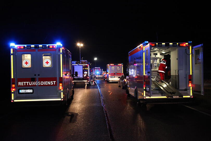 Am Sonntagmorgen kam es auf der B388 zu einem schrecklichen Autounfall. Der 31-jährige Unfallverursacher erlag in einem Münchner Krankenhaus seinen Verletzungen. Die fünf Insassen des anderen Pkw wurden schwer verletzt.