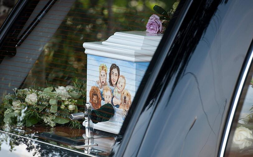 Auf dem Sarg ist die engste Familie zu sehen: Peaches und ihr Ehemann Thomas, die Söhne Astala und Phaedra. Besonders herzzerreißend: Astala hat heute seinen zweiten Geburtstag.