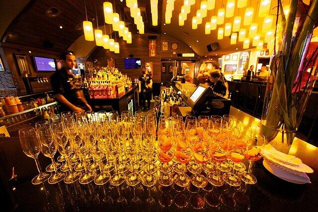 Das Herzstück des Hard Rock Cafes München: die Bar.