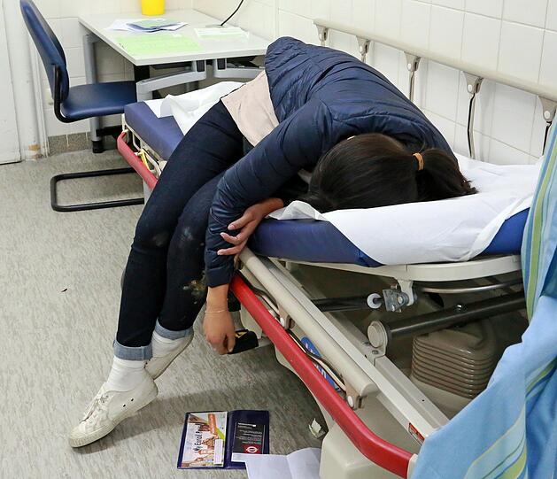 Ende Gelände: Diese Südkoreanerin schläft ihren Rausch aus.