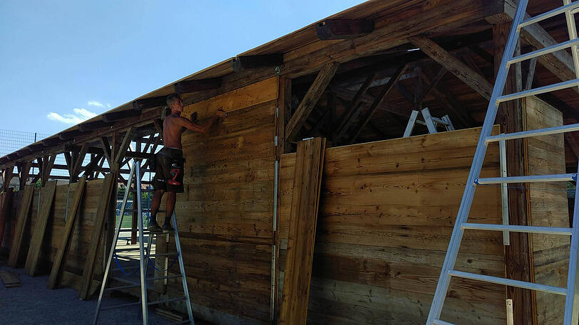 Die Bauarbeiten an der neuen VIP-Hütte schreiten zügig voran. Die Bilder vom Dienstag.