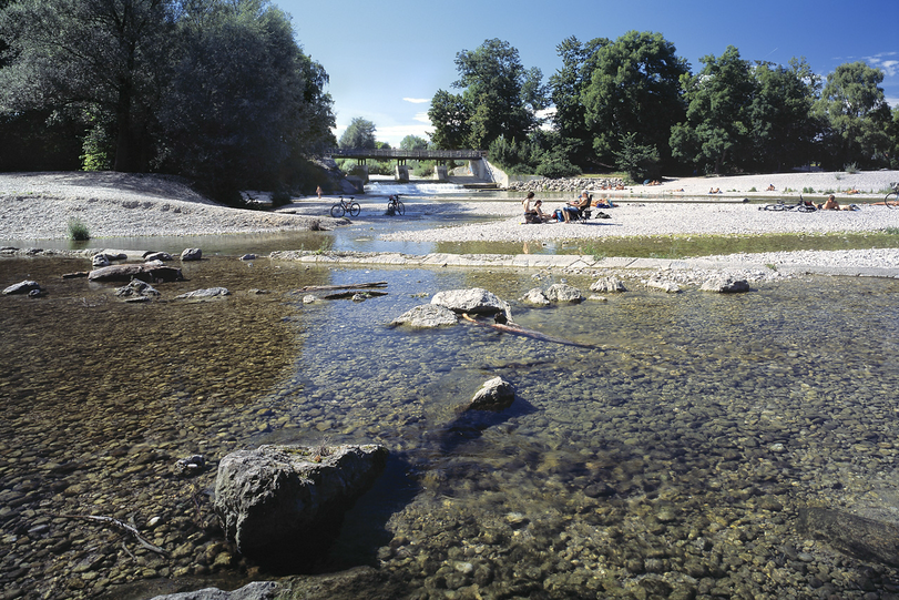 Am Flaucherwehr wird der Großteil des Wassers zur Stromerzeugung über den parallel laufenden Werkkanal abgeleitet. Es bleibt zu wenig Wasser zum Surfen übrig.