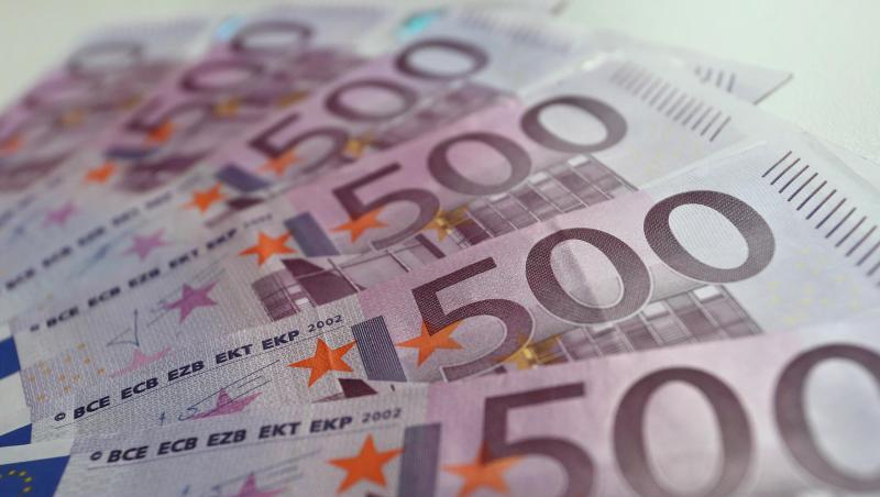Eine halbe Billion Euro stehen gegen die Wirtschaftskrise bereit. Eine halbe Billion Euro stehen gegen die Wirtschaftskrise bereit.