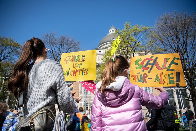 Genug vom Homeschooling: Demo vor der Staatskanzlei im April.