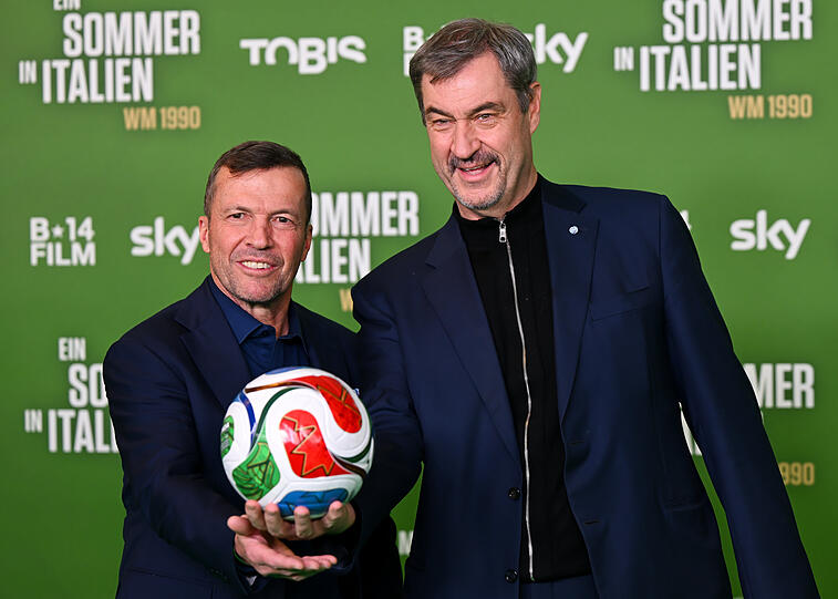 Lothar Matth&auml;us (l) und Bayerns Ministerpr&auml;sident Markus S&ouml;der (CSU) auf dem roten Teppich im Math&auml;ser Filmpalast.