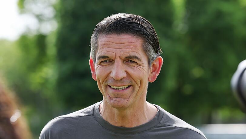 H&ouml;rt am Wochenende als Bundesliga-Schiedsrichter auf: Deniz Aytekin.