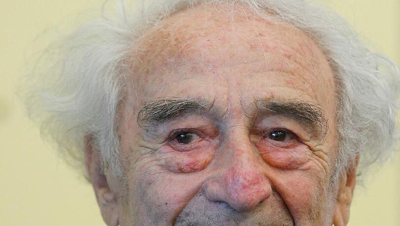 Mit der Verleihung des Europäischen Karlspreises an den Holocaust-Überlebenden Max Mannheimer haben die Sudetendeutschen ein außergewöhnliches Zeichen gesetzt. Mit der Verleihung des Europäischen Karlspreises an den Holocaust-Überlebenden Max Mannheimer haben die Sudetendeutschen ein außergewöhnliches Zeichen gesetzt.