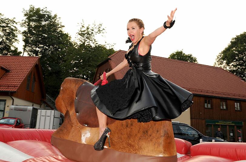 Davorka im schwarzen Dirndl auf dem elektrischen Bullen. (2013)