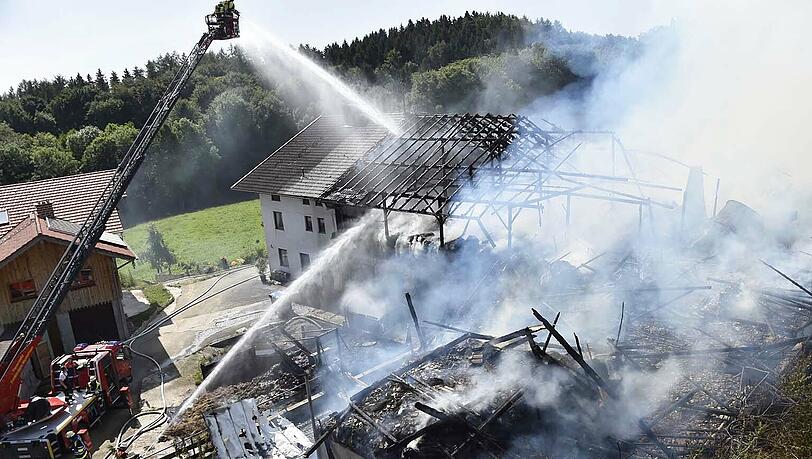 Nur noch ein Gerippe: Bis auf das Wohnhaus ist der Bauernhof komplett abgebrannt. Nur noch ein Gerippe: Bis auf das Wohnhaus ist der Bauernhof komplett abgebrannt.