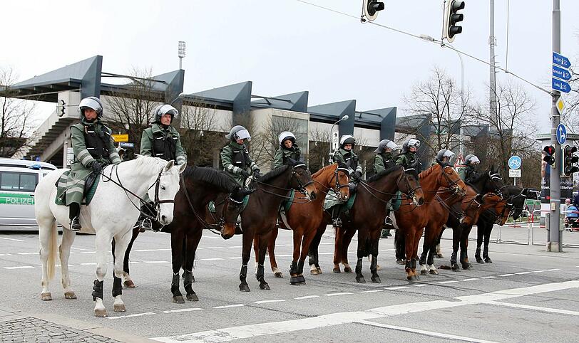 Bengalos, Chinaböller, Flaschenwürfe: FC Bayern II gegen TSV 1860 II: Die Bilder von Aufmarsch der Fans. 1000 Polizei-Beamte sind im Einsatz.