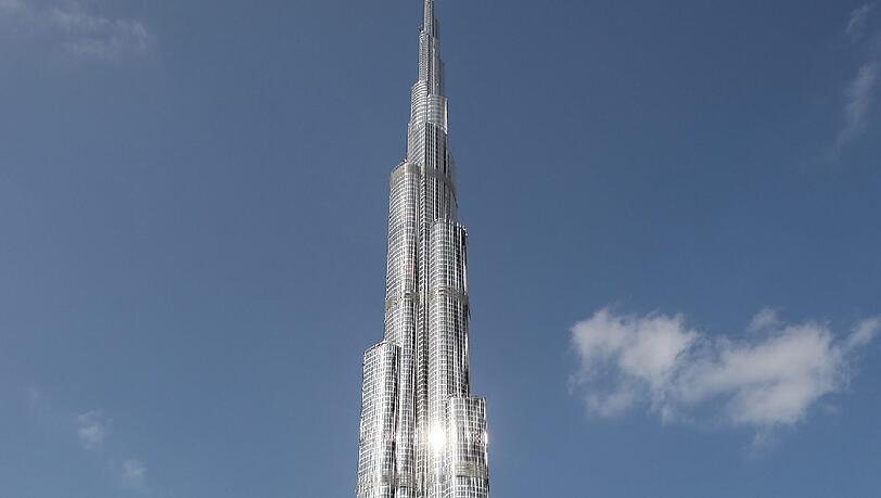 30 Wolkenkratzer: In Zuckerbergs Vorgarten wird ein neuer Burdsch Chalifa nicht passen. Aber statt 30 Kopien des 828 Meter hohen Hochhauses in Dubai nebeneinander zu bauen, könnte man sie für das Geld wohl auch stapeln lassen. 30 Wolkenkratzer: In Zuckerbergs Vorgarten wird ein neuer Burdsch Chalifa nicht passen. Aber statt 30 Kopien des 828 Meter hohen Hochhauses in Dubai nebeneinander zu bauen, könnte man sie für das Geld wohl auch stapeln lassen.