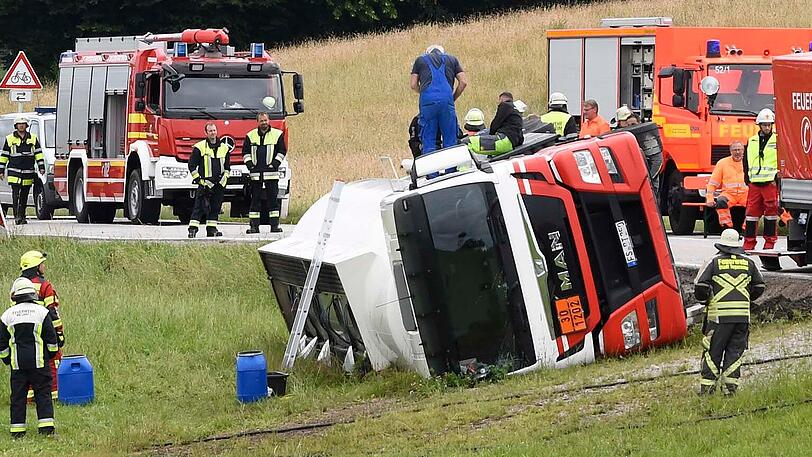 Da der umgekippte Sattelzug auf den Befüllarmaturen lag, musste eine Spezialfirma aus dem Landkreis Freising hinzugezogen werden, die sechs Stunden nach dem Unfall eintraf.