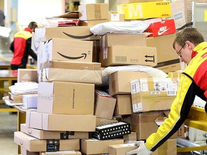 Die Deutsche Post DHL transportiert momentan acht Millionen Pakete und Päckchen am Tag.