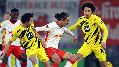 Die Dortmunder Thomas Delaney (l) und Axel Witsel (r) versuchen den ballführenden Leipziger Yussuf Poulsen zu stellen.