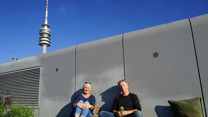 Andrea Gebauer und ihr Mann Stefan Müller probieren sich schon fleißig durch die verschiedenen Spritz-Kreationen auf dem neuen Sonnendeck im Olympiapark. Andrea Gebauer und ihr Mann Stefan Müller probieren sich schon fleißig durch die verschiedenen Spritz-Kreationen auf dem neuen Sonnendeck im Olympiapark.