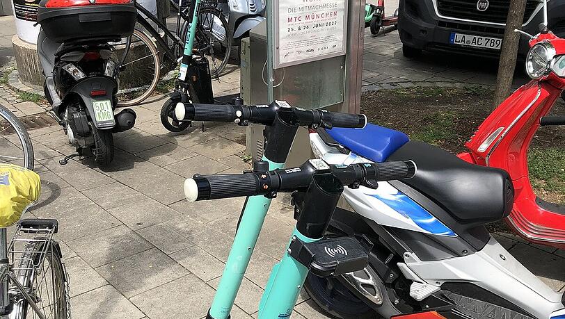 E-Scooter neben Rollern und Fahrrädern am Viktualienmarkt. E-Scooter neben Rollern und Fahrrädern am Viktualienmarkt.