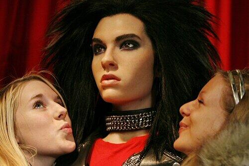 Tokio Hotel-Fans mit der Wachfigur von Bill Kaulitz