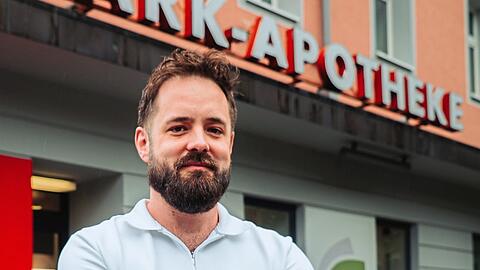 Der Pharmazeut Adrian Gröhner vor seiner Apotheke an der Ecke Ganghoferstraße und Heimeranstraße.