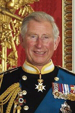 Charles, Prince of Wales (62). Williams Vater machte ebenso einen sehr zufriedenen Eindruck. Die Braut hatte er schon vor neun Jahren auf Anhieb gemocht. Mit seiner Rede beim Hochzeitsessen brachte er die 300 Gäste mehrfach zum Lachen, in dem er u.a. auf die zunehmende Kahlköpfigkeit des Bräutigams anspielte.