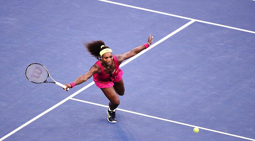 Serena Williams gewinnt gegen die Italienerin Sara Errani mit 6:1, 6:2 und zieht ins Finale der US Open in New York ein. Dort trifft sie auf Wiktoria Asarenka
