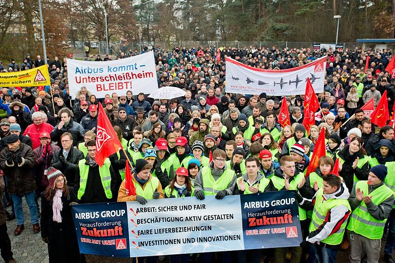 Ein Foto von einer Protestveranstaltung im November 2013: Bereits damals hatten die Cassidian-Mitarbeiter in Manching gegen den Stellen-Abbau protestiert.
