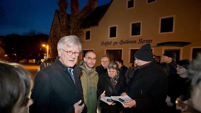 Der Ratspräsident der Evangelischen Kirche in Deutschland (EKD), Heinrich Bedford-Strohm (2.v.l.) besucht in Vorra mit dem Pfarrer der Gemeinde, Björn Schukat (3.v.l.) die Örtlichkeiten des Brandanschlags auf Asylbewerber-Unterkünfte. (Archivbild) Der Ratspräsident der Evangelischen Kirche in Deutschland (EKD), Heinrich Bedford-Strohm (2.v.l.) besucht in Vorra mit dem Pfarrer der Gemeinde, Björn Schukat (3.v.l.) die Örtlichkeiten des Brandanschlags auf Asylbewerber-Unterkünfte. (Archivbild)