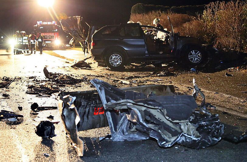 Der BMW wurde bei dem Zusammenprall mit dem Lkw regelrecht zerfetzt.