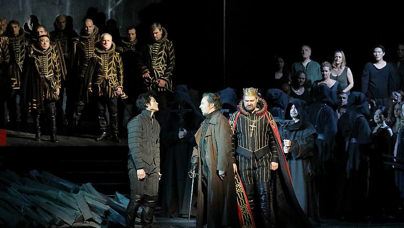 Ein Drama zwischen Vater, Freund und Sohn: Yonghoon Lee (Carlos), Christian Gerhaher (Posa), Ildar Abdrazakov (Philipp). Ein Drama zwischen Vater, Freund und Sohn: Yonghoon Lee (Carlos), Christian Gerhaher (Posa), Ildar Abdrazakov (Philipp).