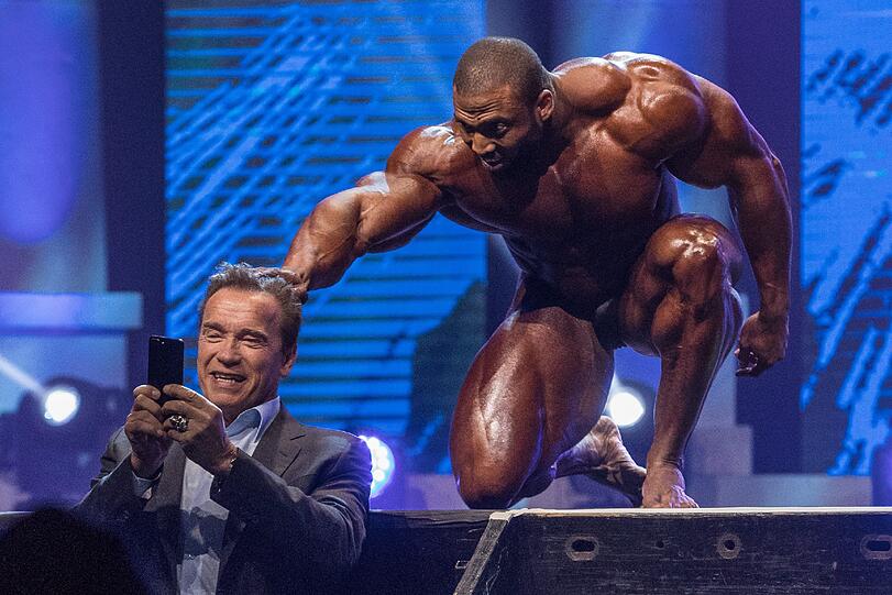 2017: Wer ist hier der größte Muskelprotz? Der Österreicher knipst bei einem Festival in Columbus ein Selfie mit einem Bodybuilder.