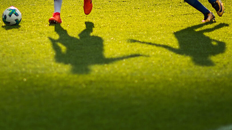 Gastgeber Russland und der Fifa drohen kurz vor der WM-Auslosung am Freitag neue Anschuldigungen zu möglichem Doping im russischen Fußball.