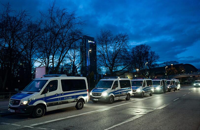 Einsatzkräfte der Polizei sichern eine "Merkel muss weg!" - Kundgebung, die vor dem Eingang zum Bahnhof Dammtor stattfindet.