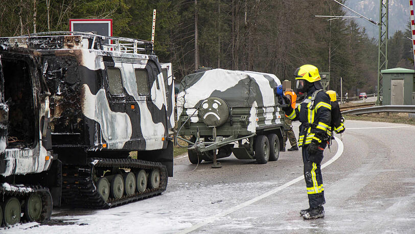Bilder vom Feuerwehreinsatz in Bischofswiesen. Das Bundeswehr-Fahrzeug brannte komplett aus.